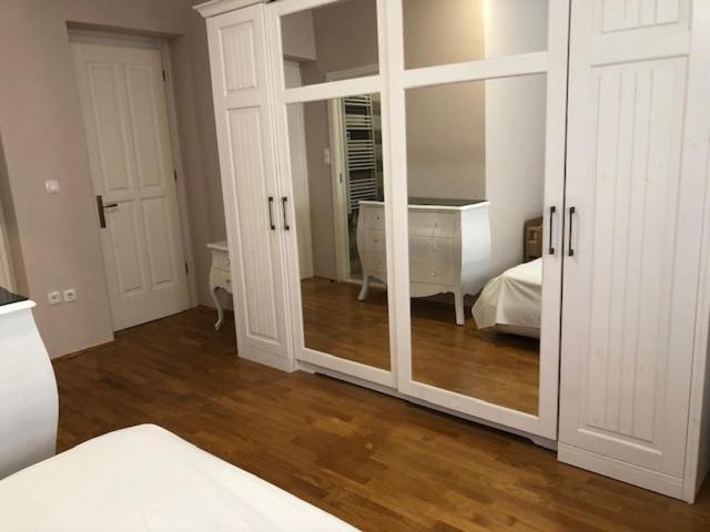Bedroom With Bathroom Shower Сплит Екстериор снимка