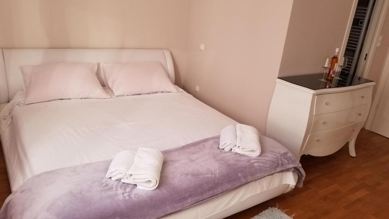 Bedroom With Bathroom Shower Сплит Екстериор снимка