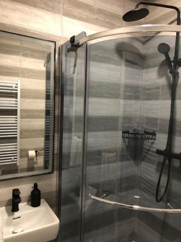 Bedroom With Bathroom Shower Сплит Екстериор снимка