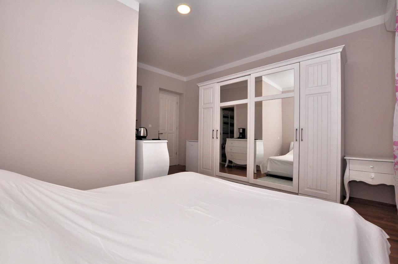 Bedroom With Bathroom Shower Сплит Екстериор снимка